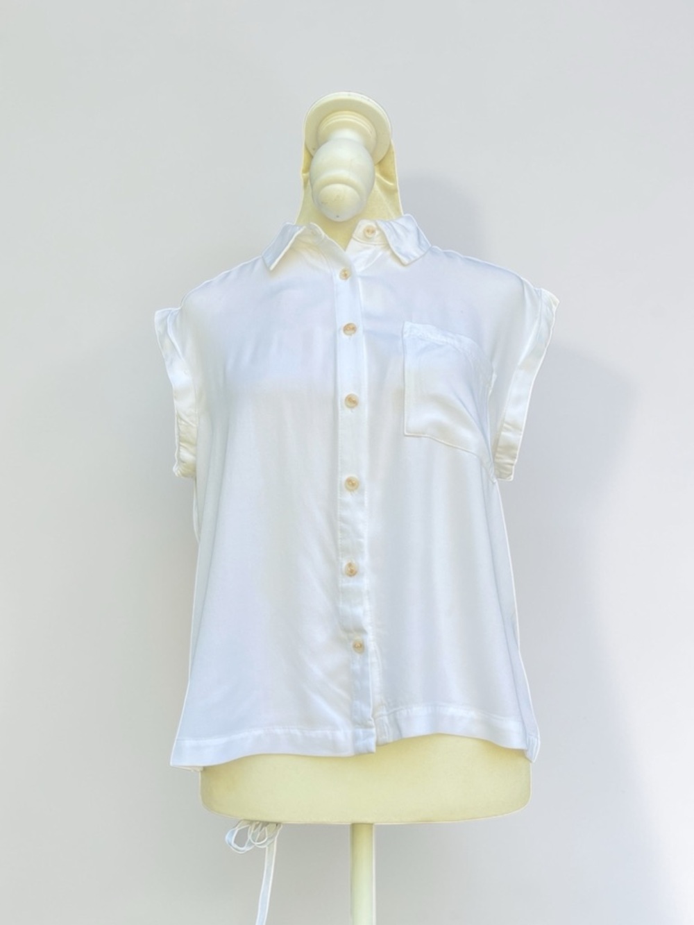 Rose & Olive Cap Sleeve Button Front Cropped Blouse in White Size S